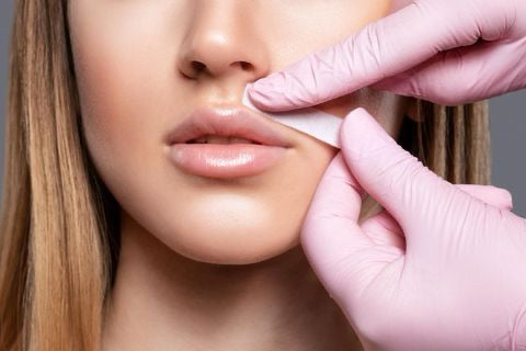 Epilazione baffetto con cera