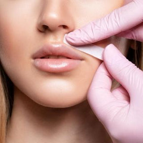 Epilazione baffetto con cera