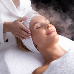 Pulizia del viso con vapore